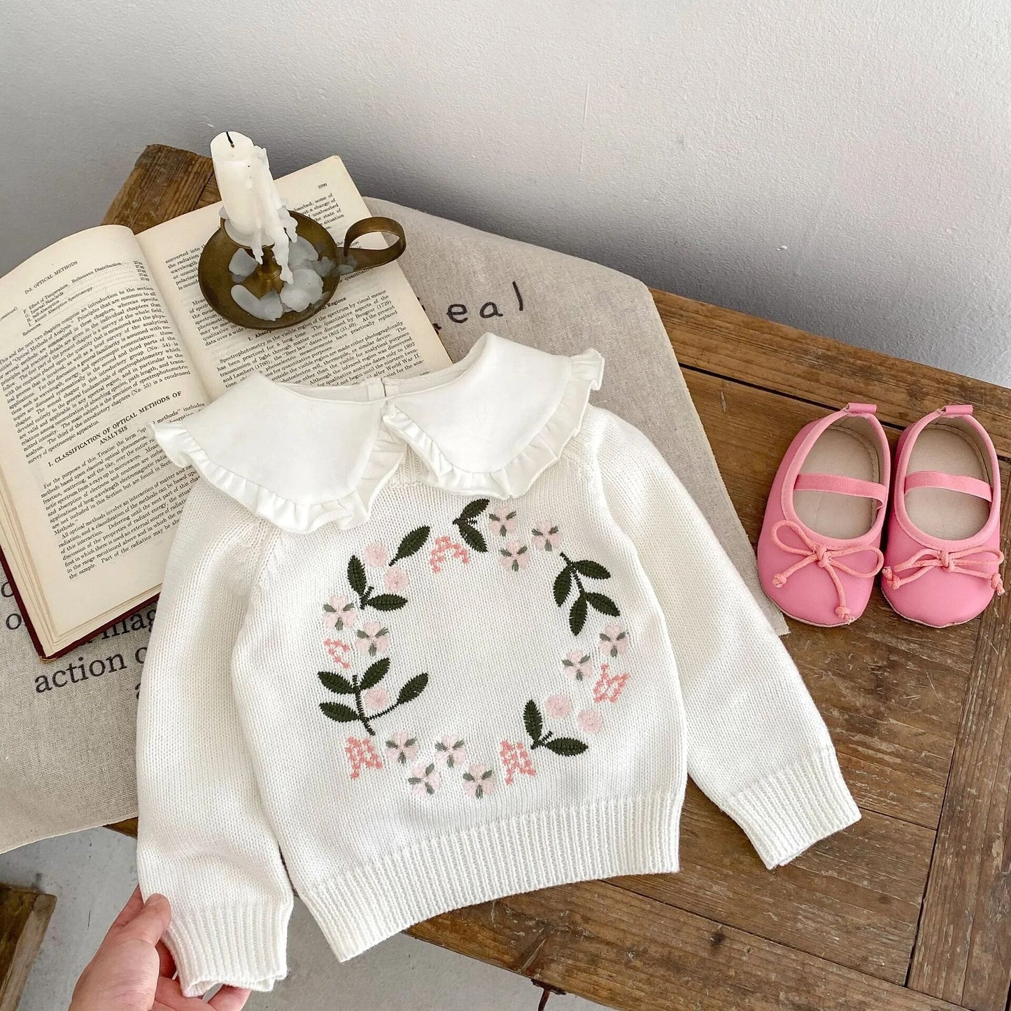 Round Neck Flower Embroidery Pullovers