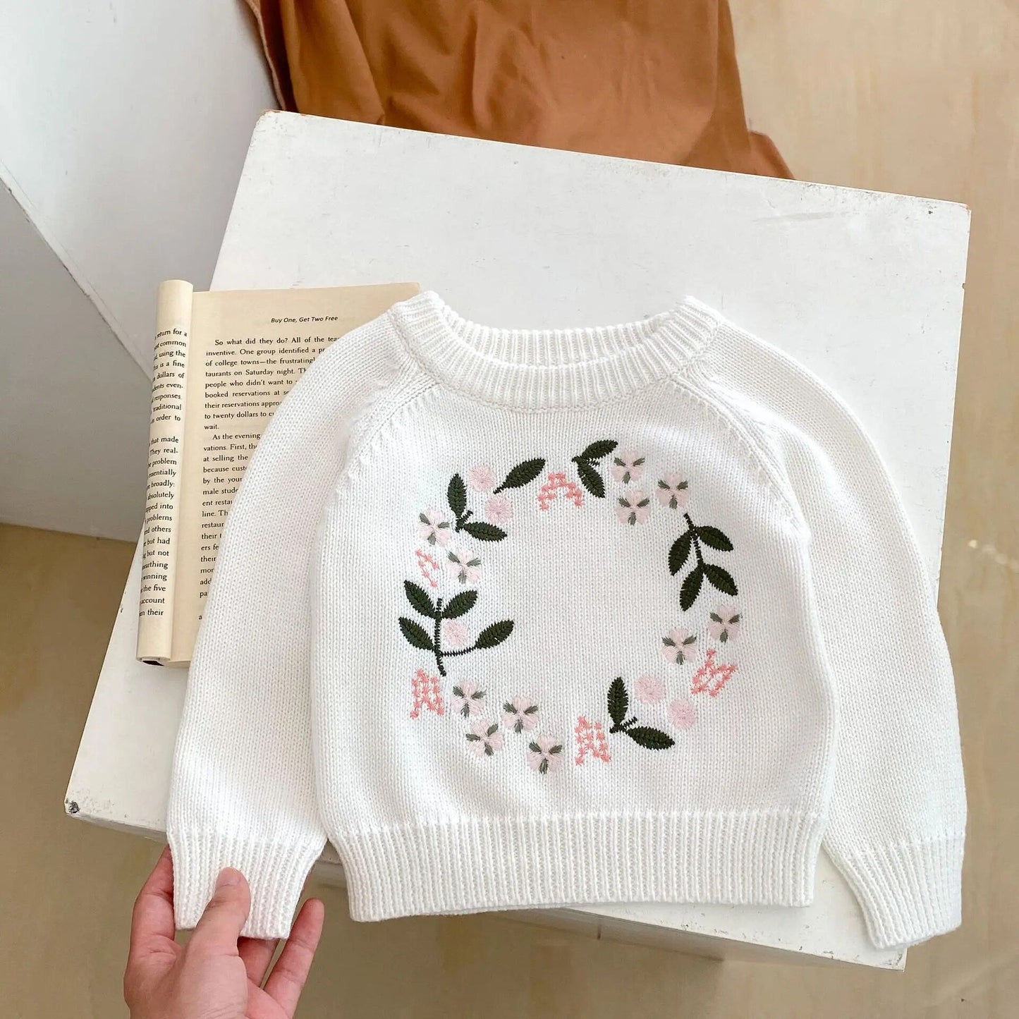 Round Neck Flower Embroidery Pullovers